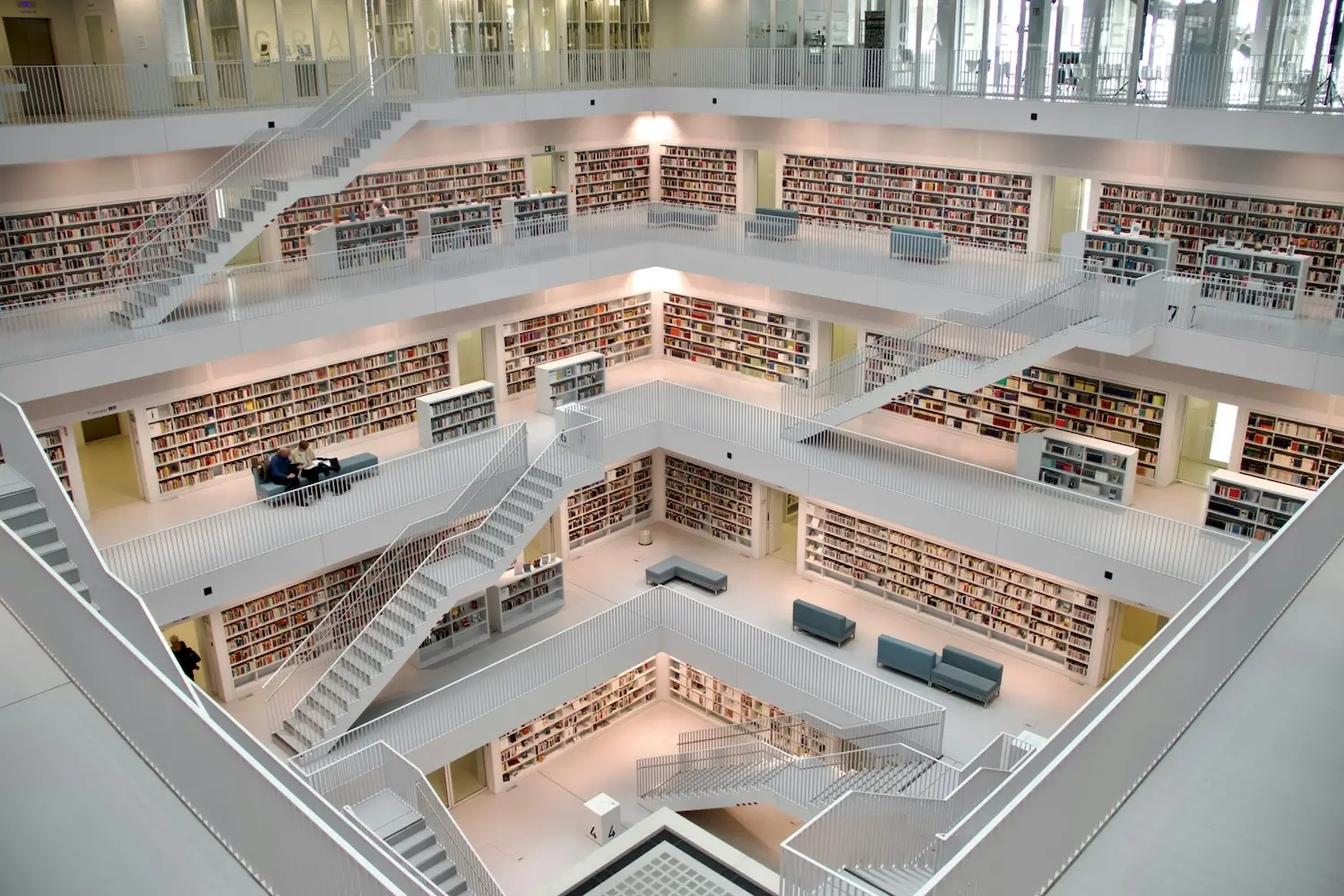Interieur van een grote open bibliotheek met boekenwanden