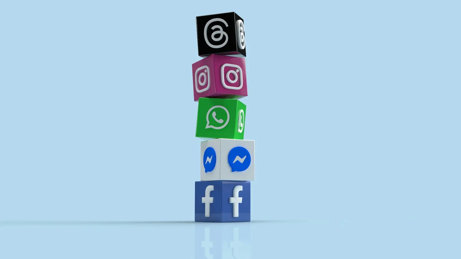 Blokken met logo’s van Facebook, Messenger, WhatsApp, Instagram en Threads